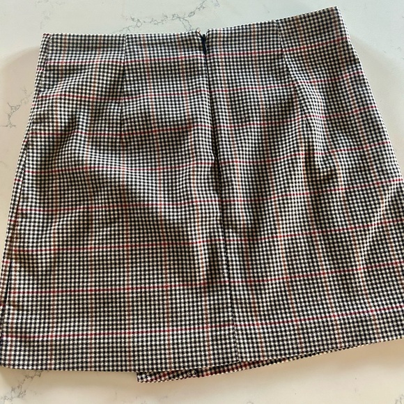 Forever 21 Black/White/Red Plaid Skirt with Buttons - Women’s Medium - Picture 2 of 4